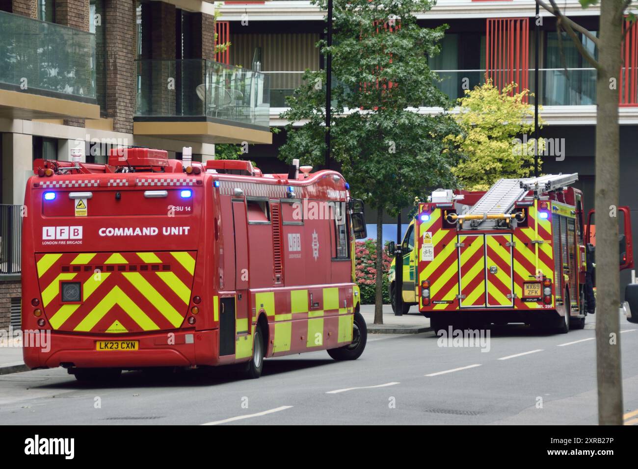Am 7. August waren verschiedene Fahrzeuge des Londoner Ambulanzdienstes und der Londoner Feuerwehr auf der Riverscape-Baustelle an der Royal Crest Avenue in Silvertown, London Borough of Newham, E16, anwesend. Die LFB schickte eine Kommandoeinheit sowie weitere Spezialfahrzeuge. Stockfoto