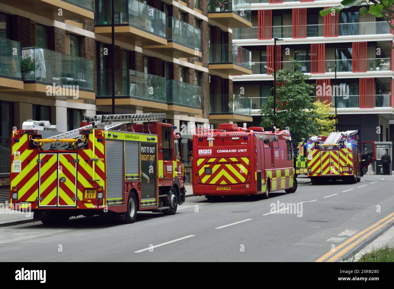 Am 7. August waren verschiedene Fahrzeuge des Londoner Ambulanzdienstes und der Londoner Feuerwehr auf der Riverscape-Baustelle an der Royal Crest Avenue in Silvertown, London Borough of Newham, E16, anwesend. Die LFB schickte eine Kommandoeinheit sowie weitere Spezialfahrzeuge. Stockfoto
