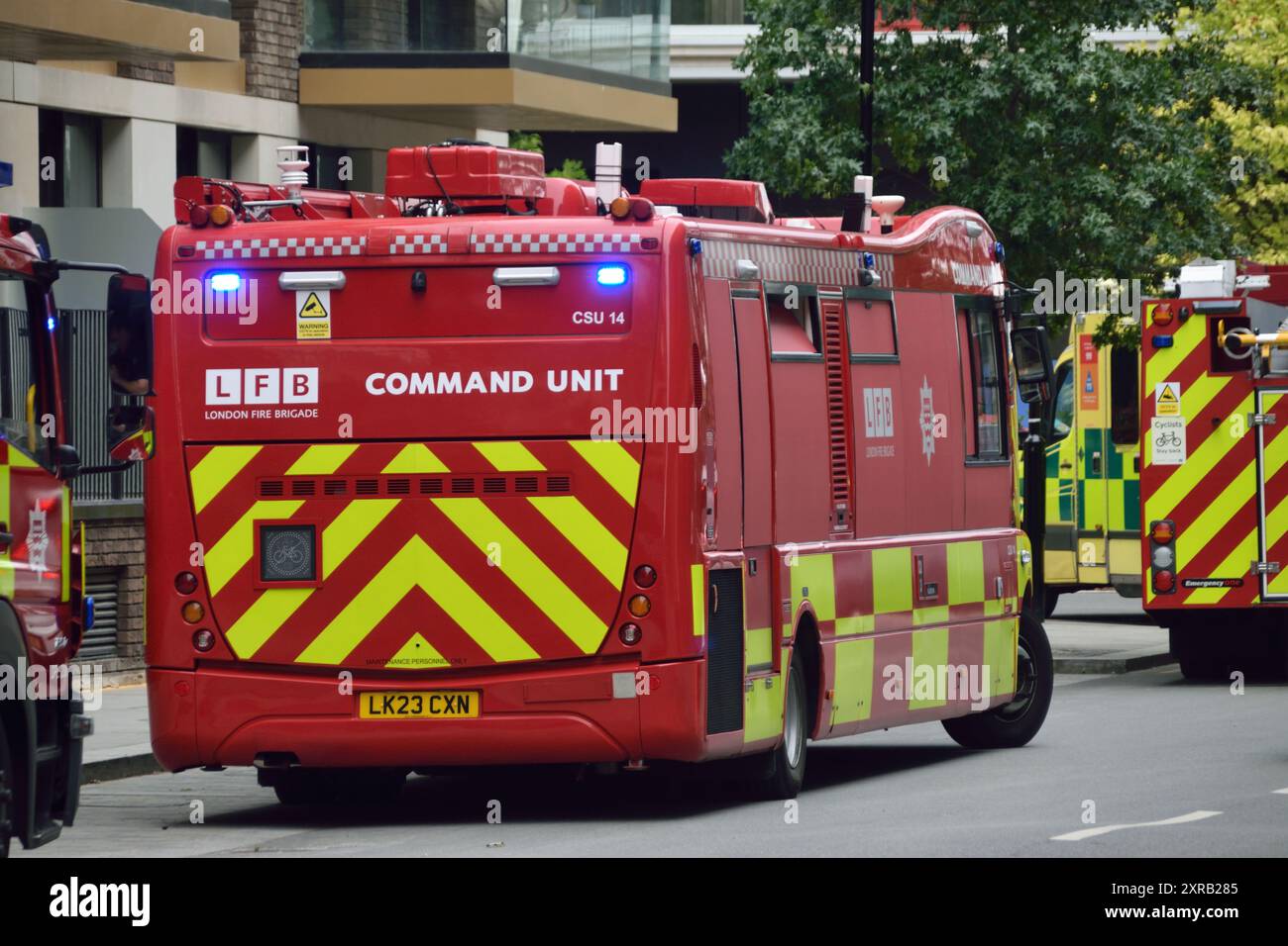 Am 7. August waren verschiedene Fahrzeuge des Londoner Ambulanzdienstes und der Londoner Feuerwehr auf der Riverscape-Baustelle an der Royal Crest Avenue in Silvertown, London Borough of Newham, E16, anwesend. Die LFB schickte eine Kommandoeinheit sowie weitere Spezialfahrzeuge. Stockfoto