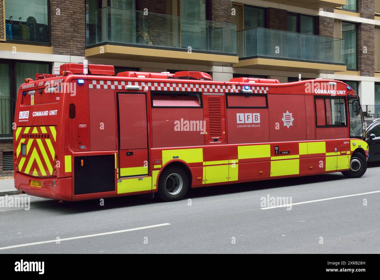 Am 7. August waren verschiedene Fahrzeuge des Londoner Ambulanzdienstes und der Londoner Feuerwehr auf der Riverscape-Baustelle an der Royal Crest Avenue in Silvertown, London Borough of Newham, E16, anwesend. Die LFB schickte eine Kommandoeinheit sowie weitere Spezialfahrzeuge. Stockfoto