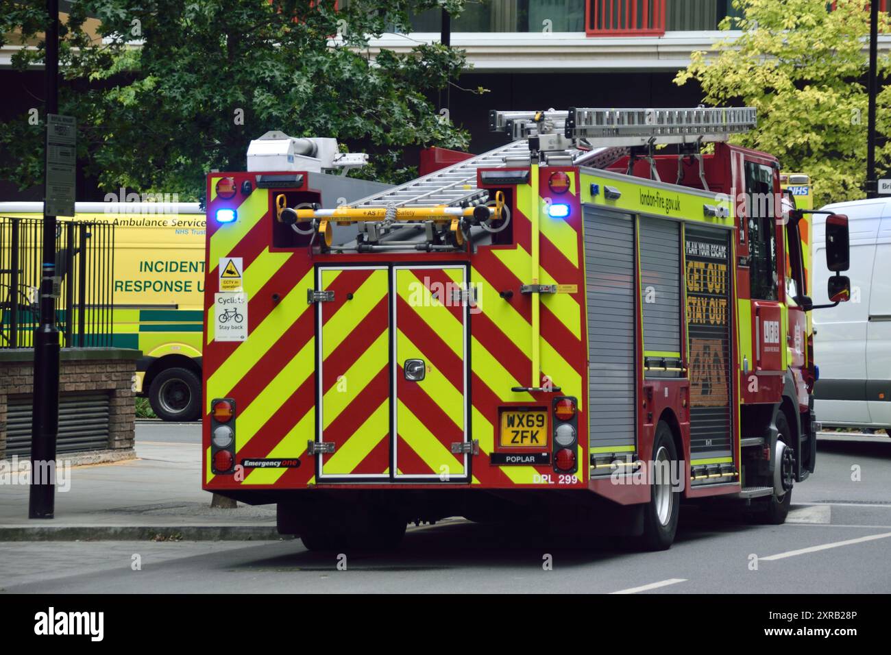 Am 7. August waren verschiedene Fahrzeuge des Londoner Ambulanzdienstes und der Londoner Feuerwehr auf der Riverscape-Baustelle an der Royal Crest Avenue in Silvertown, London Borough of Newham, E16, anwesend. Die LFB schickte eine Kommandoeinheit sowie weitere Spezialfahrzeuge. Stockfoto