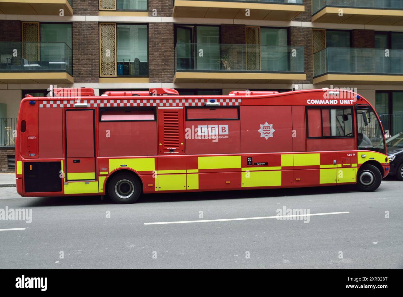 Am 7. August waren verschiedene Fahrzeuge des Londoner Ambulanzdienstes und der Londoner Feuerwehr auf der Riverscape-Baustelle an der Royal Crest Avenue in Silvertown, London Borough of Newham, E16, anwesend. Die LFB schickte eine Kommandoeinheit sowie weitere Spezialfahrzeuge. Stockfoto