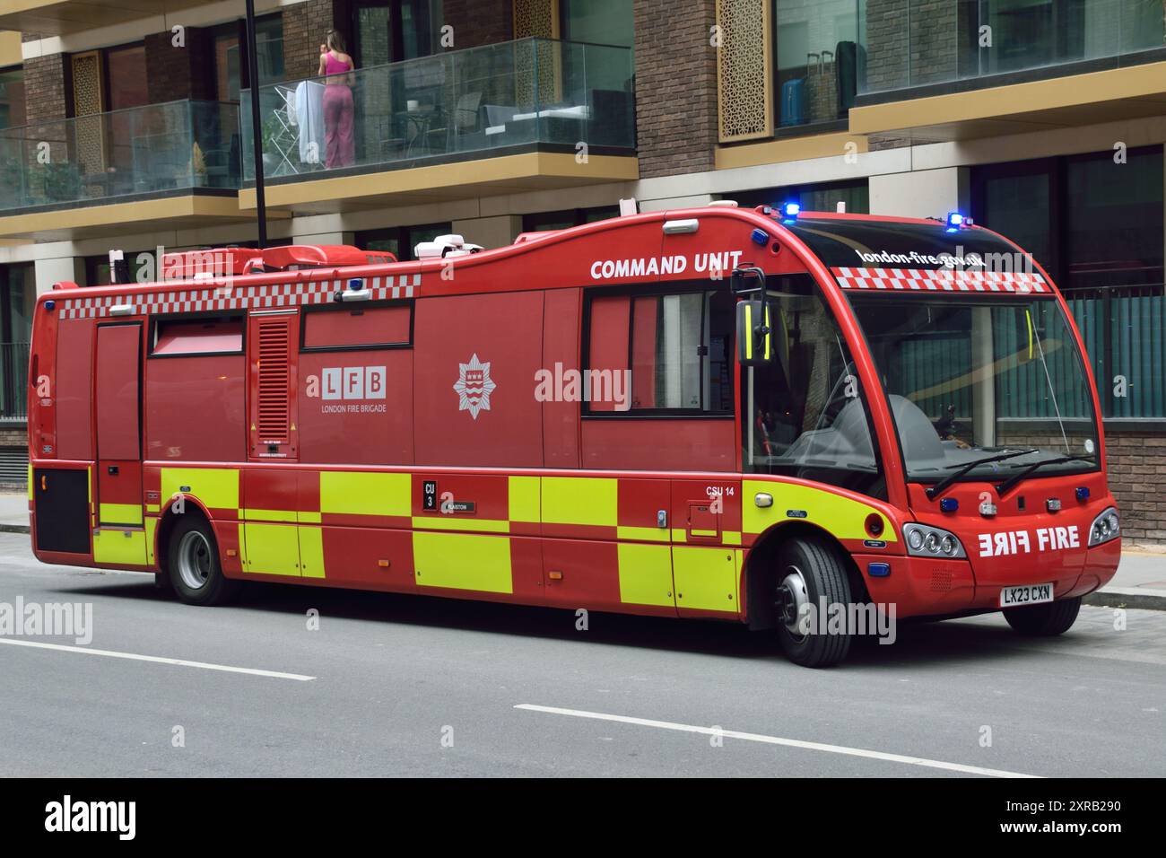 Am 7. August waren verschiedene Fahrzeuge des Londoner Ambulanzdienstes und der Londoner Feuerwehr auf der Riverscape-Baustelle an der Royal Crest Avenue in Silvertown, London Borough of Newham, E16, anwesend. Die LFB schickte eine Kommandoeinheit sowie weitere Spezialfahrzeuge. Stockfoto