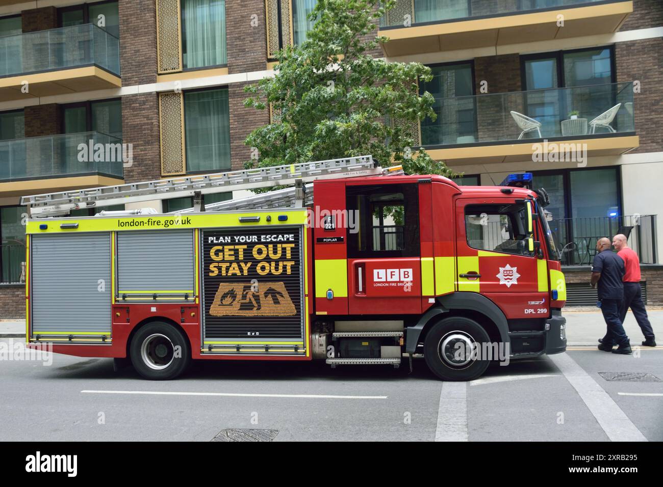 Am 7. August waren verschiedene Fahrzeuge des Londoner Ambulanzdienstes und der Londoner Feuerwehr auf der Riverscape-Baustelle an der Royal Crest Avenue in Silvertown, London Borough of Newham, E16, anwesend. Die LFB schickte eine Kommandoeinheit sowie weitere Spezialfahrzeuge. Stockfoto