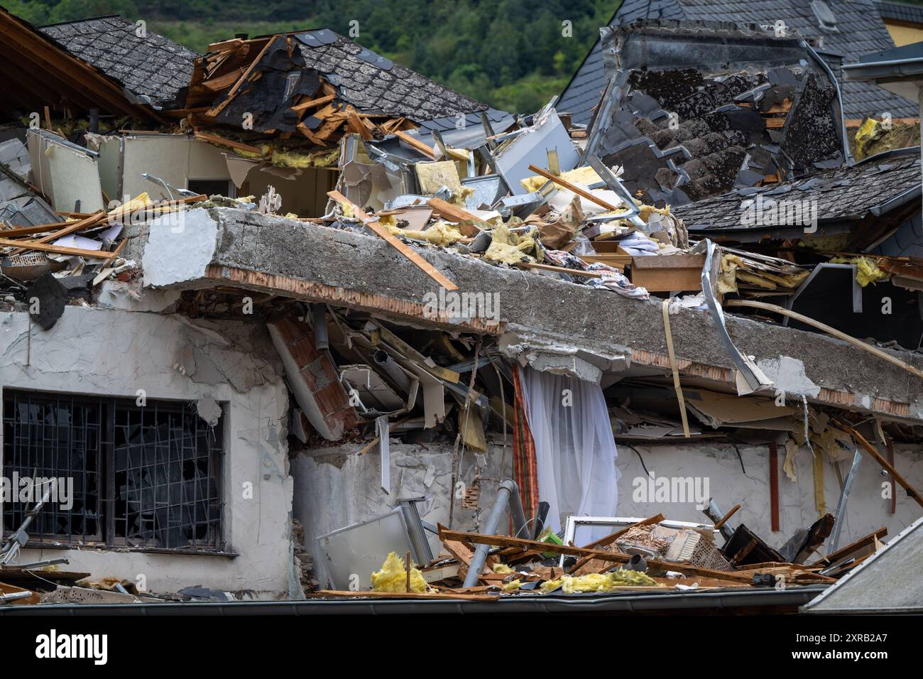 09. August 2024, Rheinland-Pfalz, Kröv: Das eingestürzte Hotel in Kröv. Nach dem Zusammenbruch des Hotels in Kröv wurde mit den Abrissarbeiten begonnen, um die zweite Leiche zu bergen. Foto: Harald Tittel/dpa Stockfoto