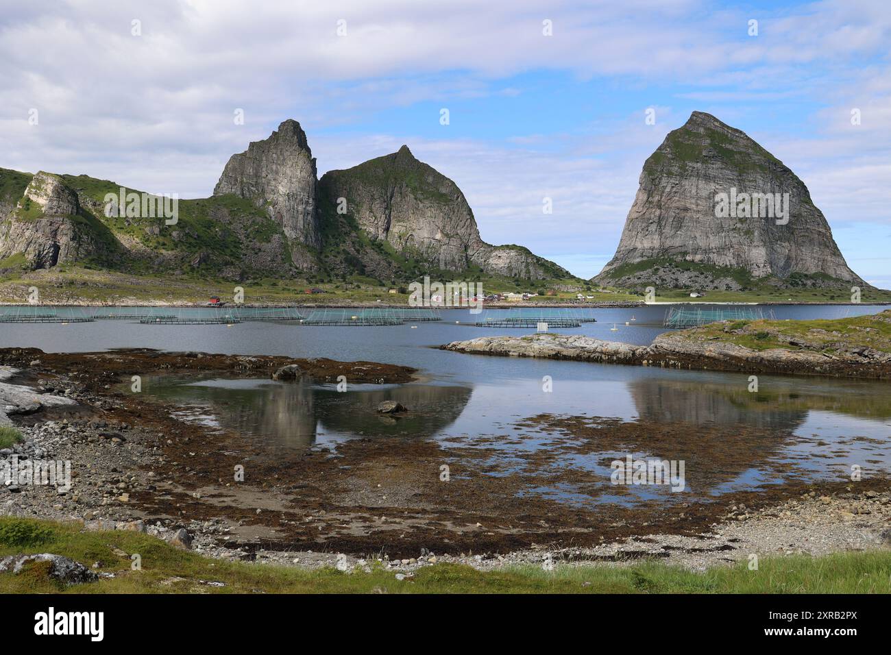 Blick auf die fantastischen Felsen der Insel Traena, die sich im Meer spiegeln, Norwegen Stockfoto