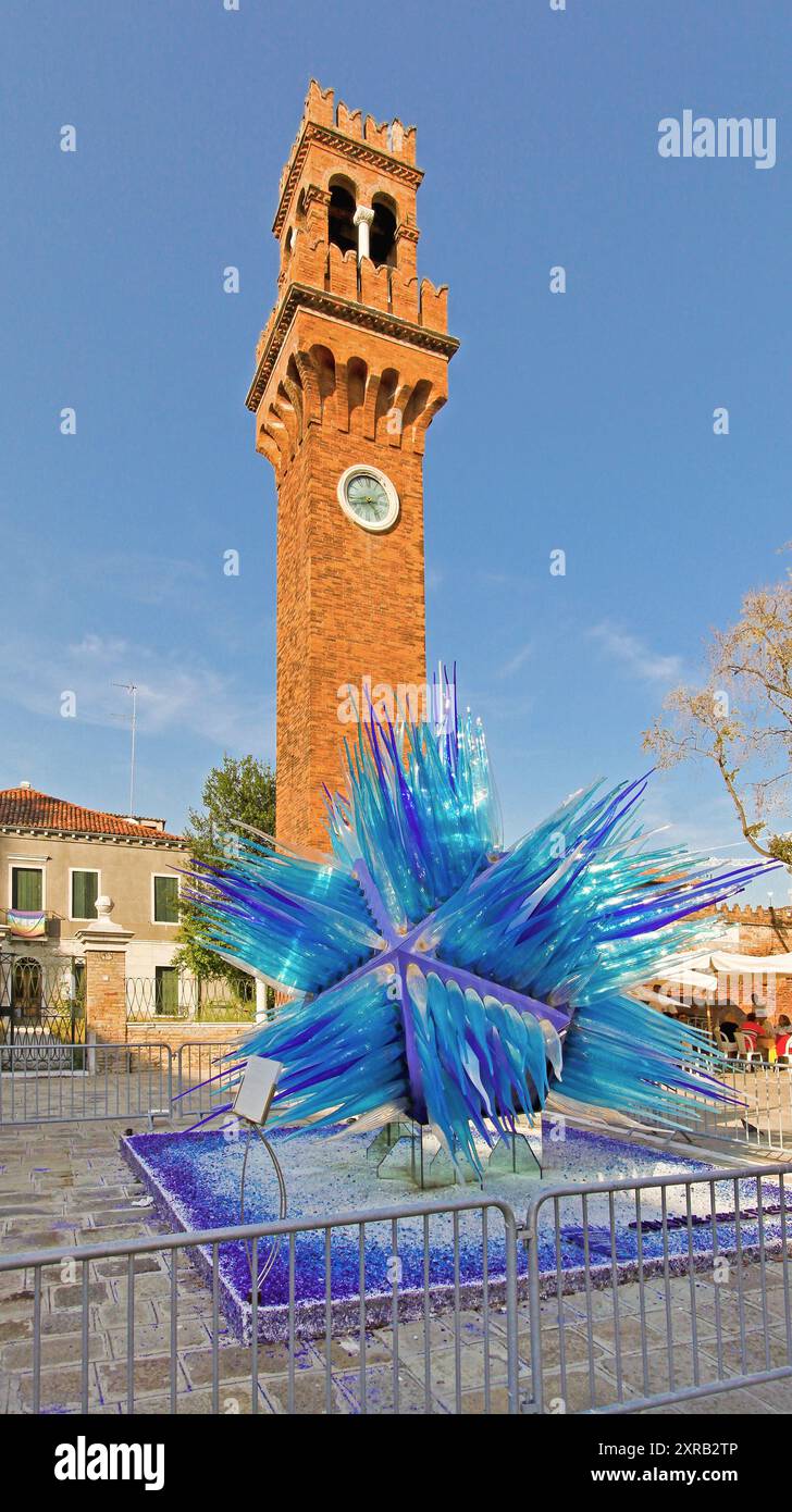 Venedig, Italien - 24. September 2009: Berühmte Blauglas-Skulptur vor dem Uhrturm am Campo Sainto Stefano-Platz Murano Island sonniger Autum Tag T Stockfoto