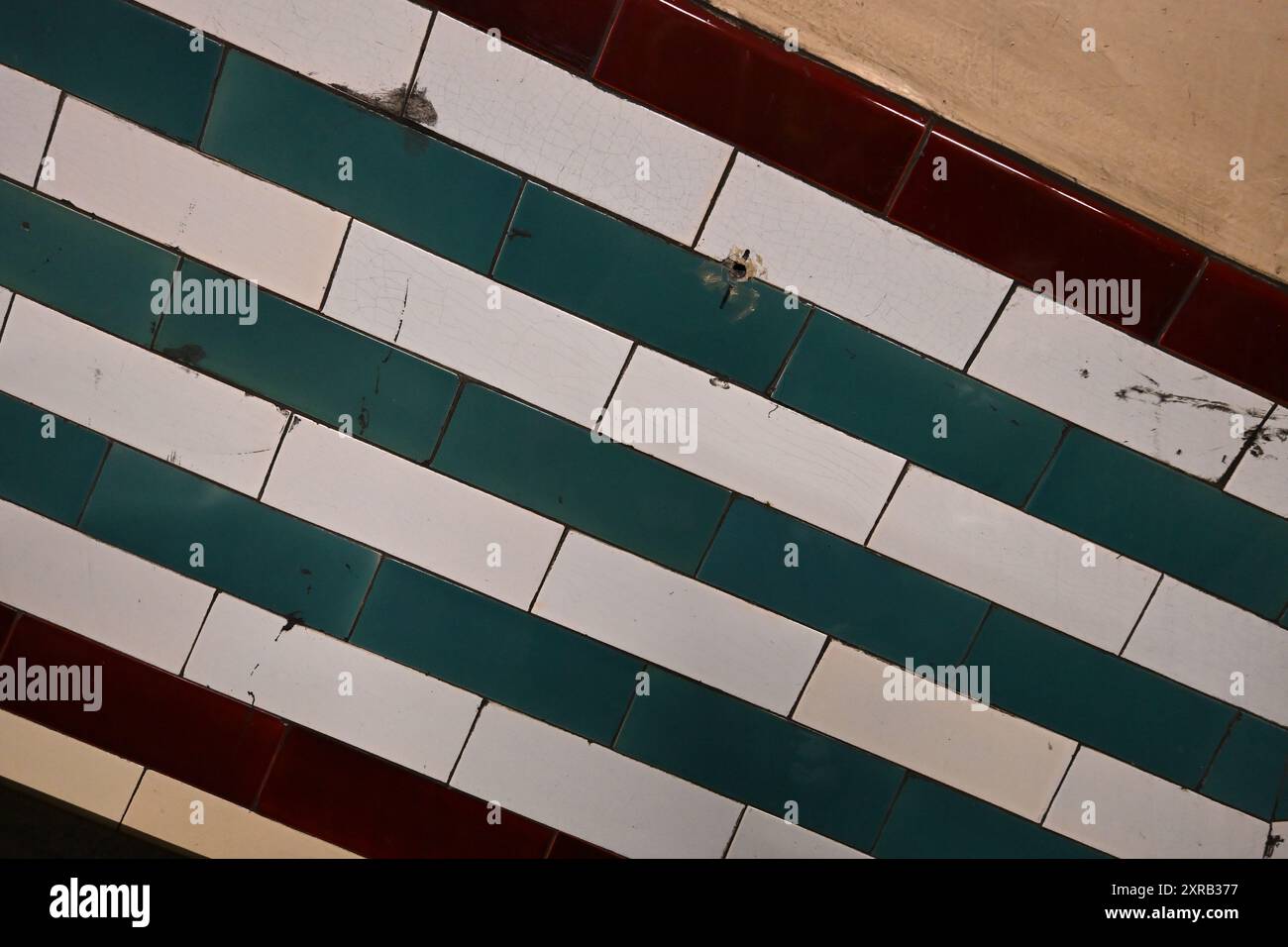 Eine gekachelte Wand in den Farben der Holborn-U-Bahn-Station in einem stillgelegten Tunnel Stockfoto