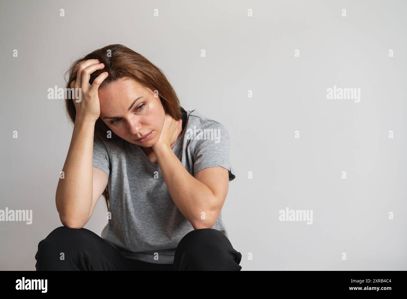 Ich fühle mich überwältigt. Frau mit Kopf in den Händen. Psychische Erkrankungen. Stockfoto