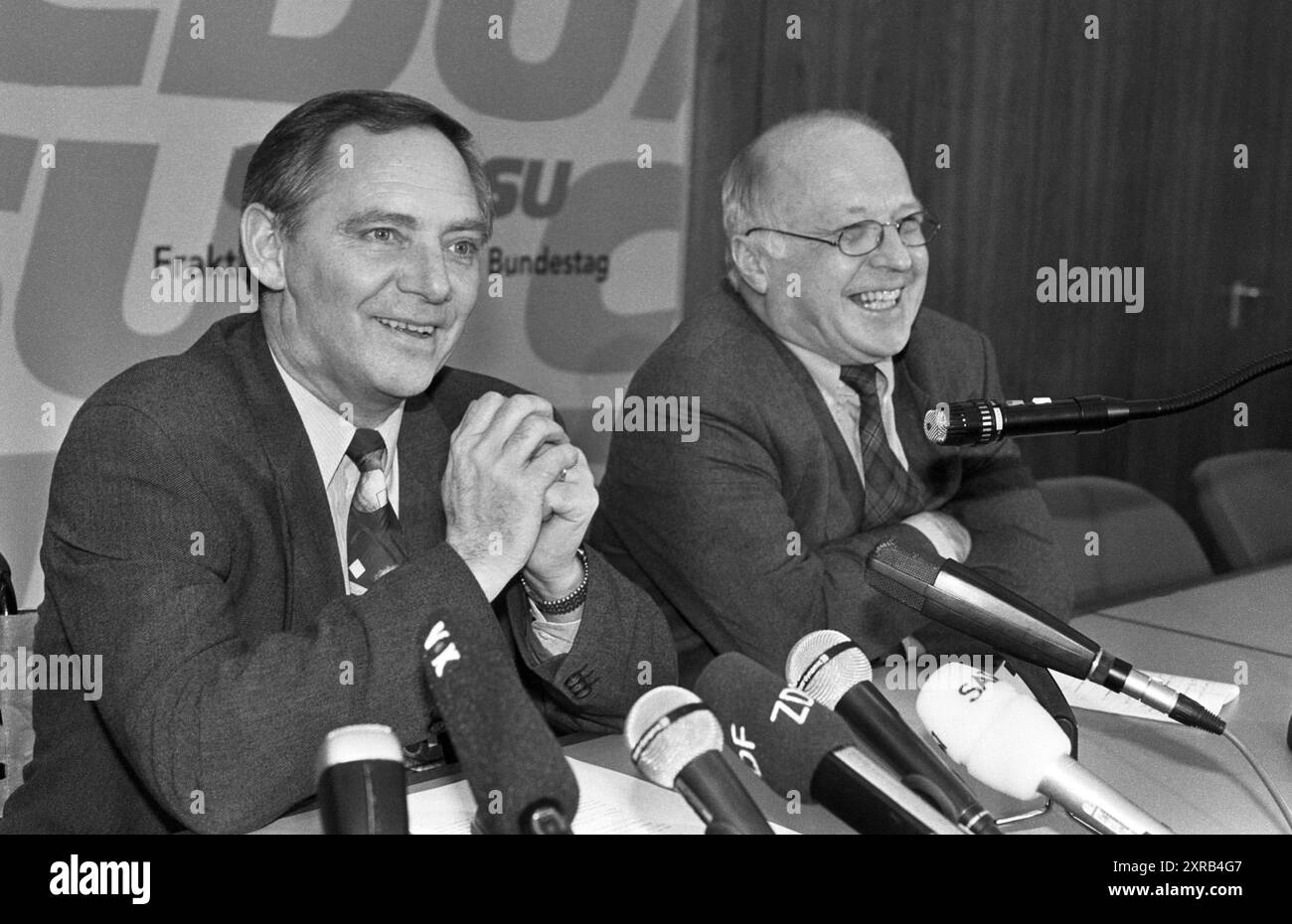 Deutschland, Bonn, 10.03.1994 Archiv: 46 Pressekonferenz zur Pflegeversicherung Foto: CDU-Fraktionsvorsitzender Wolfgang Schaeuble und Bundesarbeitsminister Norbert Bluem Pressekonferenz zur Pflegeversicherung *** Deutschland, 10 03 1994 Archiv 46 57 11 Pressekonferenz zur Pflegeversicherung Foto CDU-Fraktionsvorsitzender Wolfgang Schaeuble und Bundesarbeitsminister Norbert Bluem Pressekonferenz zur Pflegeversicherung Stockfoto