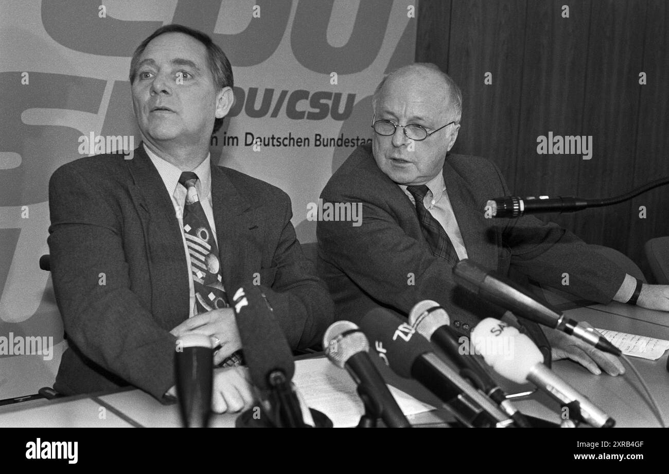 Deutschland, Bonn, 10.03.1994 Archiv.: 46-57-22 Pressekonferenz zur Pflegeversicherung Foto: CDU-Fraktionsvorsitzender Wolfgang Schaeuble und Bundesarbeitsminister Norbert Bluem Pressekonferenz zur Pflegeversicherung *** Deutschland, 10 03 1994 Archiv 46 57 22 Pressekonferenz zur Pflegeversicherung Foto CDU-Fraktionsvorsitzender Wolfgang Schaeuble und Bundesarbeitsminister Norbert Bluem Pressekonferenz zur Pflegeversicherung Stockfoto