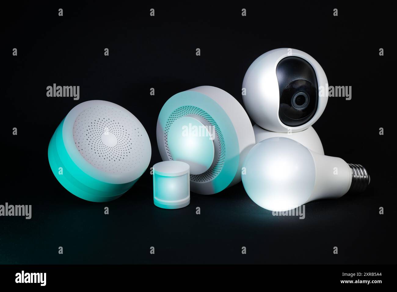 Smart-Home-Geräte. Überwachungskamera mit Sensor und Glühlampe. Heimautomatisierung Stockfoto