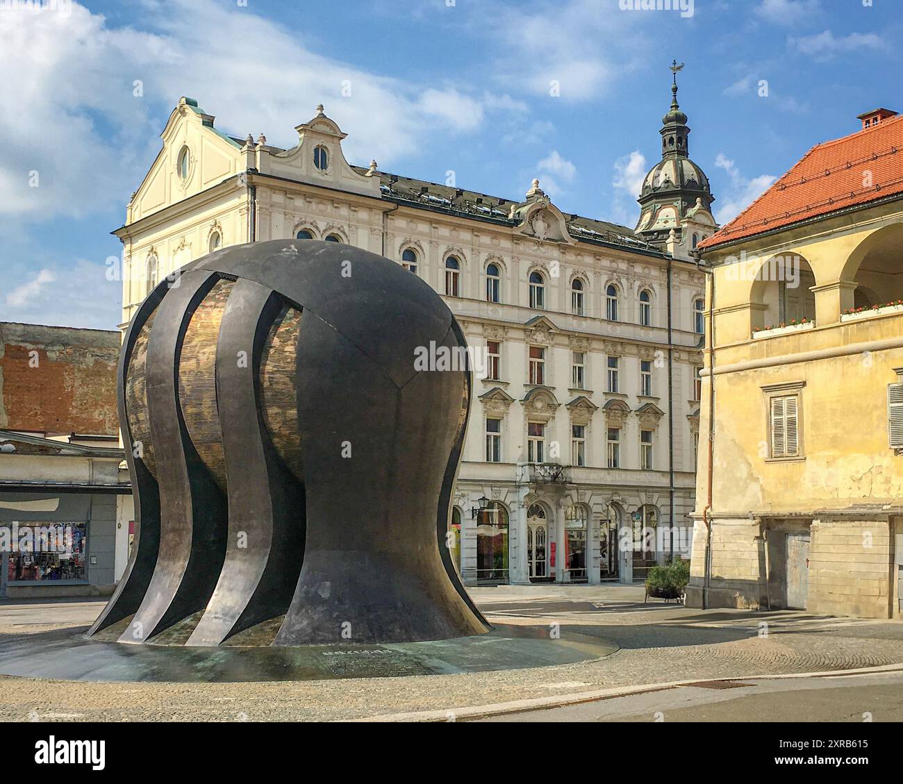 Der öffentliche Platz in Maribor, Slowenien. Das 1975 errichtete Denkmal ehrt etwa 667 Slowenen, die während des Zweiten Weltkriegs von den Nazis niedergeschossen wurden. Stockfoto