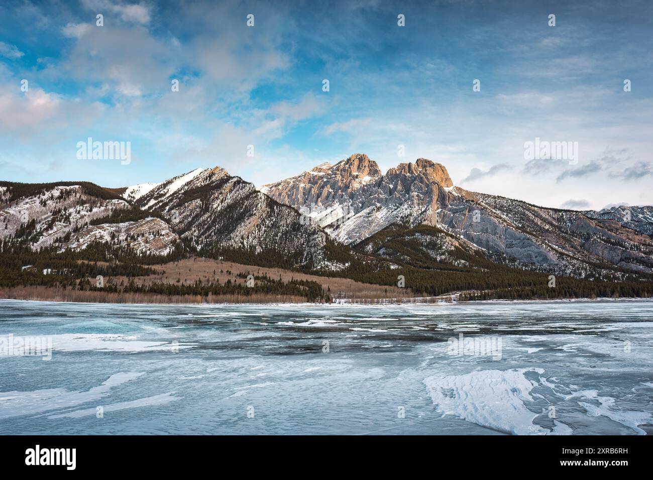 Landschaft der Rocky Mountains auf gefrorenem See im Abraham Lake in Kootenay Plains Area, Kanada Stockfoto