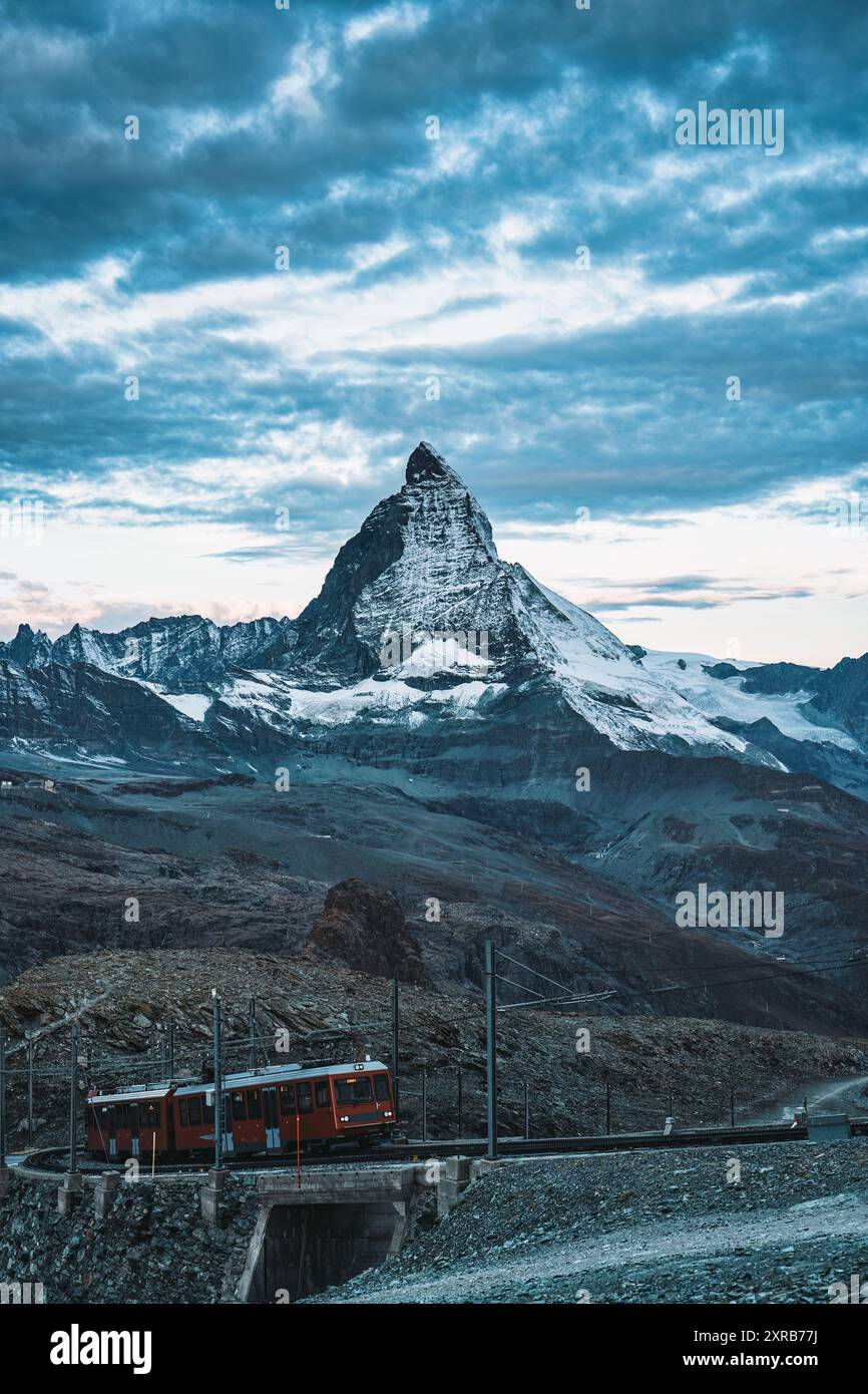 Elektrischer Zug, der auf der Bahn durch den berühmten Berg des Matterhorns im Bahnhof Gornergrat in Zermatt, Schweiz, fährt Stockfoto