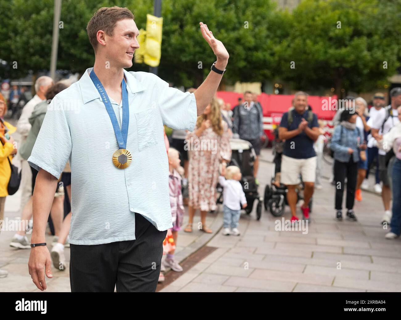 Odense, Dänemark. August 2024. Badminton-Goldmedaillengewinner Viktor Axelsen wird am Freitag, den 9. August 2024, im Rathaus von Odense geehrt. Viktor Axelsen gewann Gold im Badminton der Männer bei den Olympischen Spielen in Paris. (Foto: Claus Fisker/Ritzau Scanpix) Credit: Ritzau/Alamy Live News Stockfoto