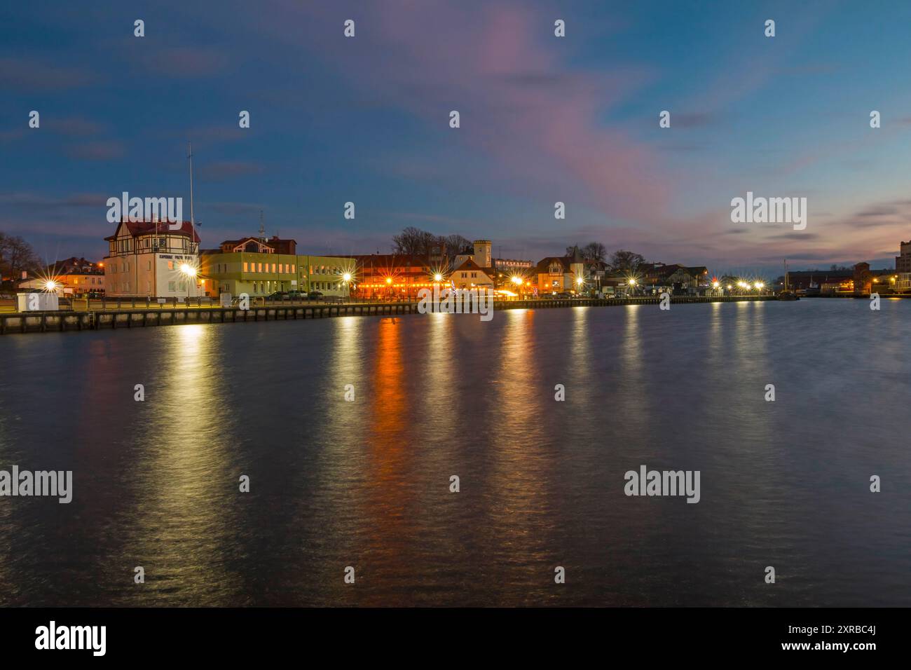 Panorama von Ustka in der Nacht. Ustka, Pommern, Polen. Stockfoto