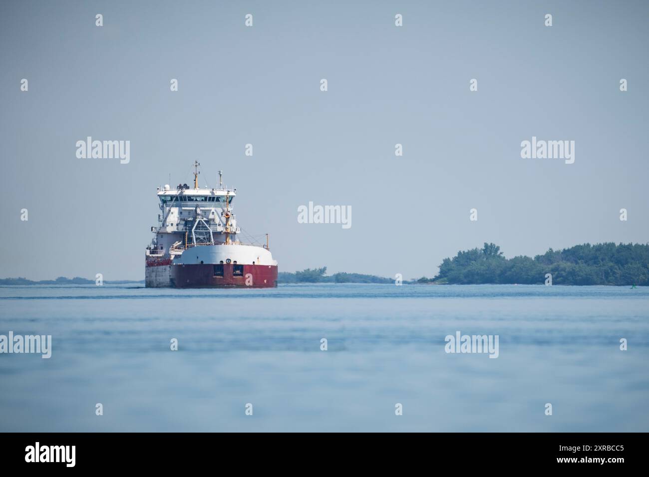 Ein Frachtschiff nähert sich dem Hafen von Montreal am St. Lawrence Seaway. Stockfoto
