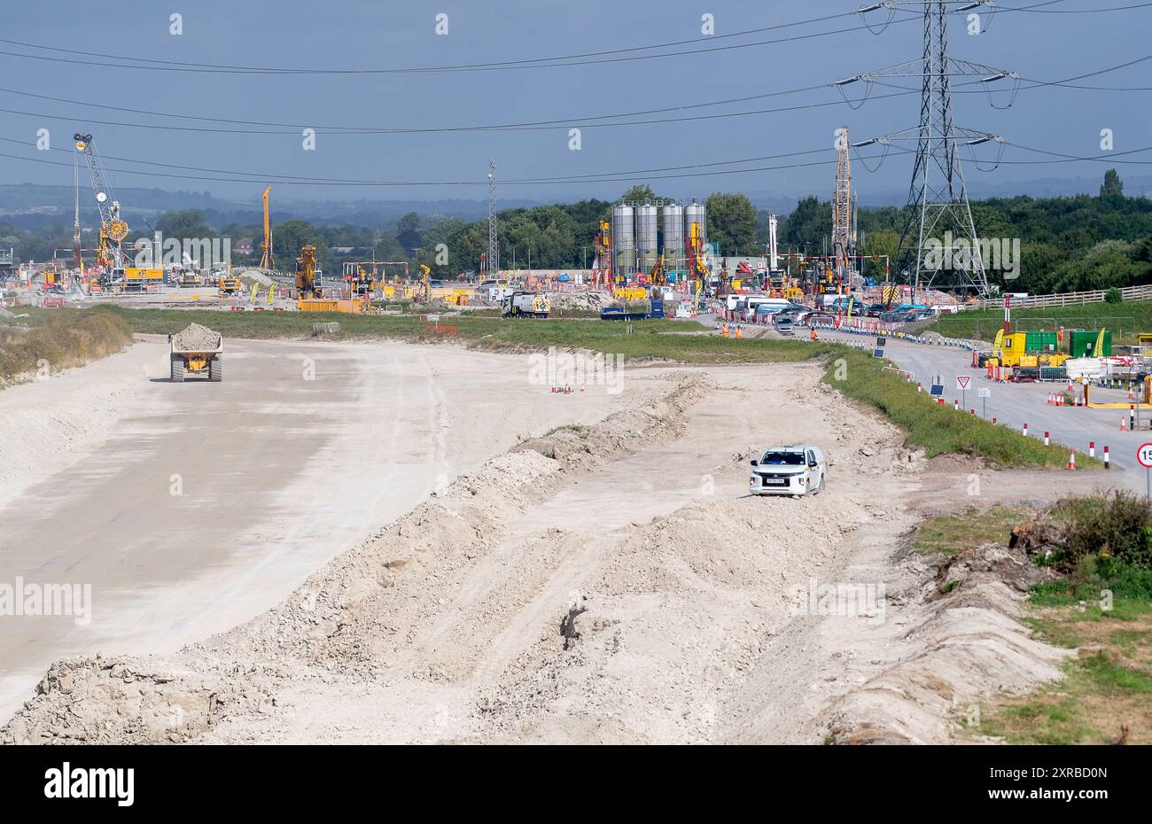 Wendover, Großbritannien. August 2024. Die HS2-Bauarbeiten am HS2 Wendover Green Tunnel in Wendover Buckinghamshire werden für die HS2 High Speed Rail-Verbindung von London nach Birmingham fortgesetzt. HS2 hat die Ellesborough Road über eine provisorische Straße und eine Metallbrücke hinter den verbleibenden Häusern umgelenkt. HS2 hat die Hausnummern 30, 32, 34, 36, 38 und 40 Ellesborough Road als Teil ihrer Bauarbeiten abgerissen. Die übrigen Bewohner, die ihre Häuser nicht von HS2 niedergeschlagen haben, müssen regelmäßig Lärm, Staub und Unannehmlichkeiten von HS2 ertragen. Eine Reihe von öffentlichen Wanderwegen in der Wendove Stockfoto