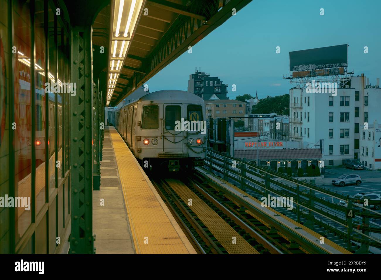 Entgegenkommender N-Zug am Astoria Blvd, Queens, New York Stockfoto