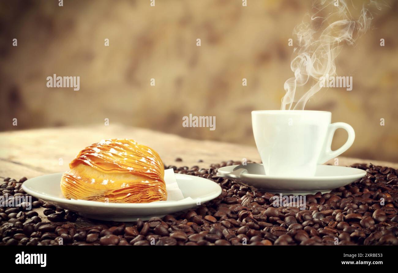 Neapolitanische Sfogliatella Riccia mit Tasse Espresso Stockfoto