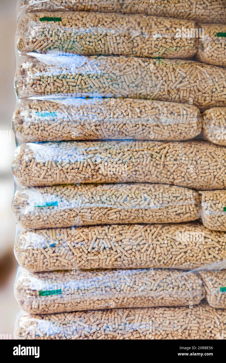 Plastiktüten von Holzpellets Stockfoto