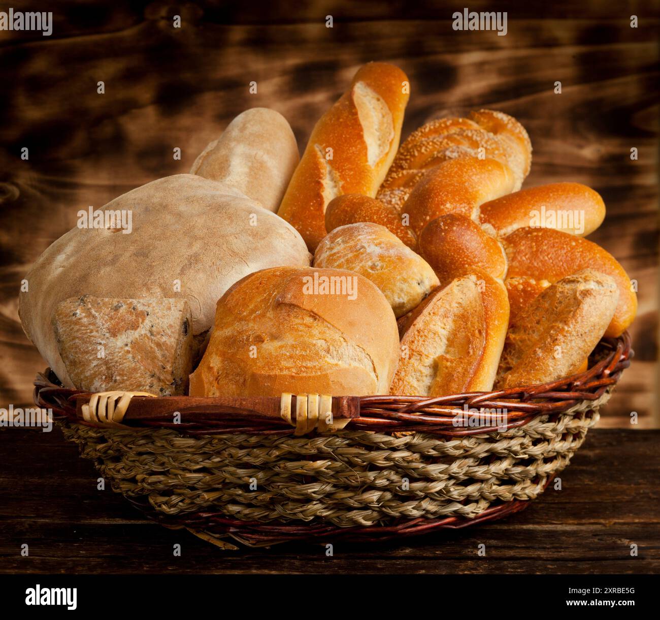 Verschiedene Arten von Brot auf Holztisch. Stockfoto