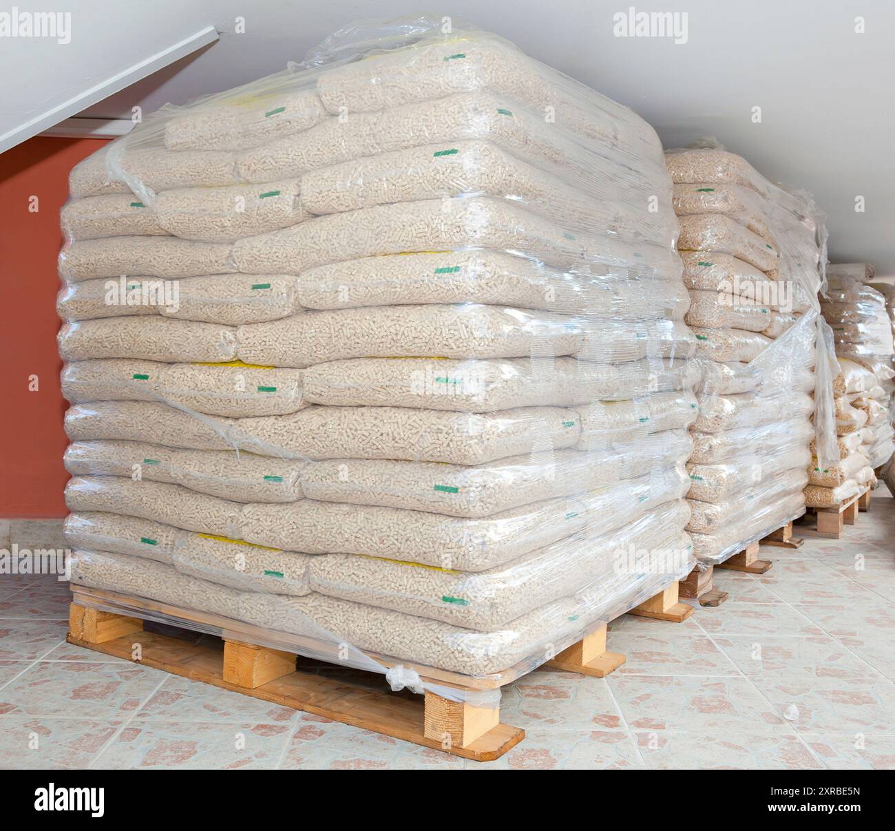 Paletten von Holzpellets in Plastiktüten Stockfoto