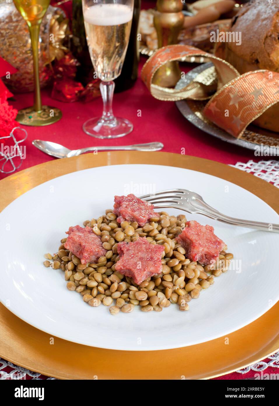 Schwein Traber sternförmig mit Linsen über Weihnachtstisch. Stockfoto