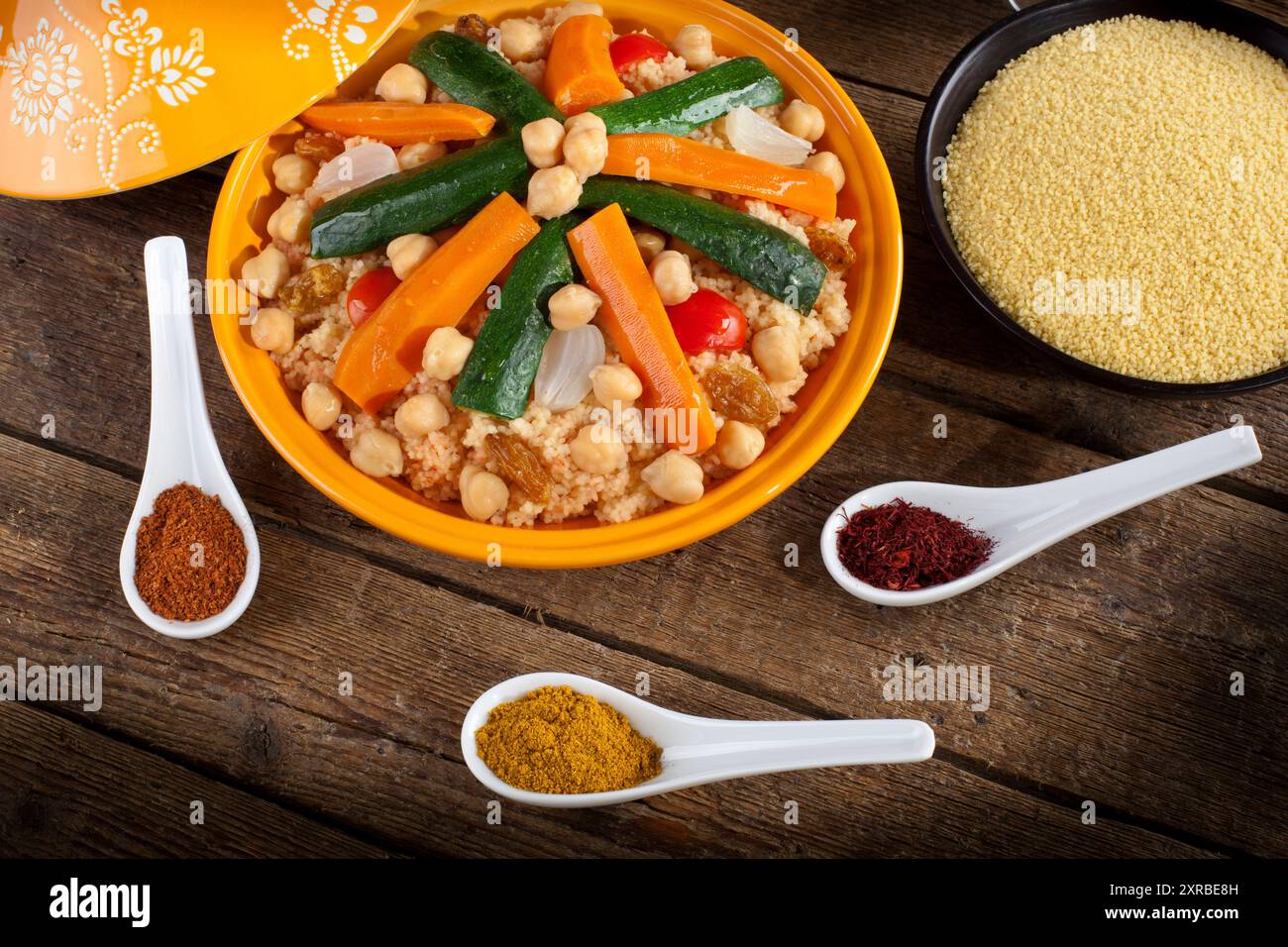 Gemüse-Tajine mit Couscous Stockfoto