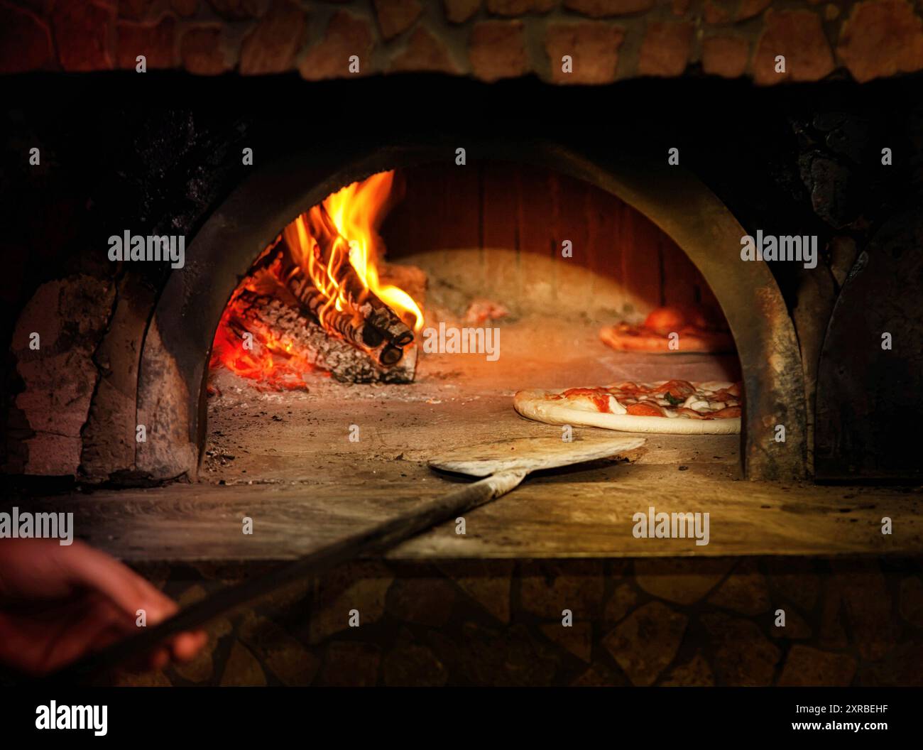 Gebackene leckere Margherita Pizza aus dem Ofen. Stockfoto