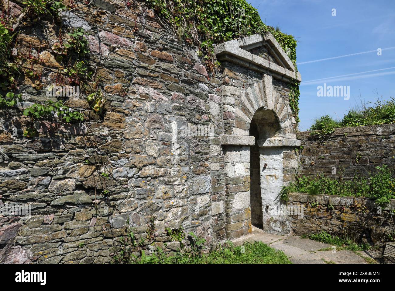 Bogenförmiger Eingang zu den historischen denkmalgeschützten Gebäuden auf Drakes Island südlich von Plymouth im Plymouth Sound. Insel zum Verkauf 2024 Stockfoto