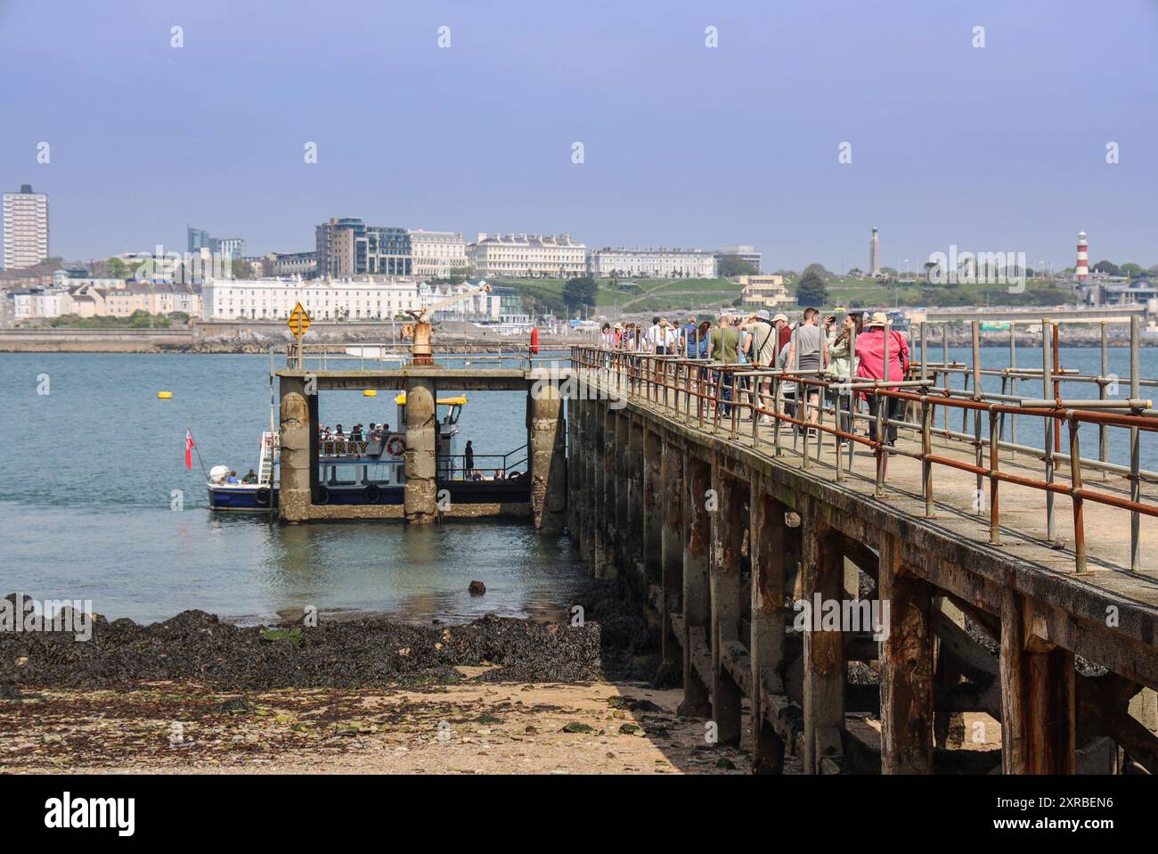 Besucher am Pier von Drakes Island im Plymouth Sound auf dem Weg zur Rückfahrt mit der Fähre. Gekauft 2019 vom Geschäftsmann Morgan Phillips. Pläne für Herit Stockfoto