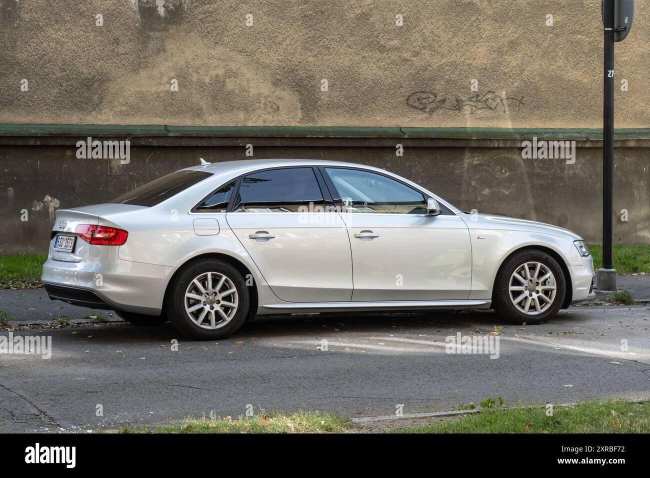 OSTRAVA, TSCHECHIEN - 22. SEPTEMBER 2023: Luxuslimousine Audi A4 B8 parkt auf der Straße, Rückansicht Stockfoto