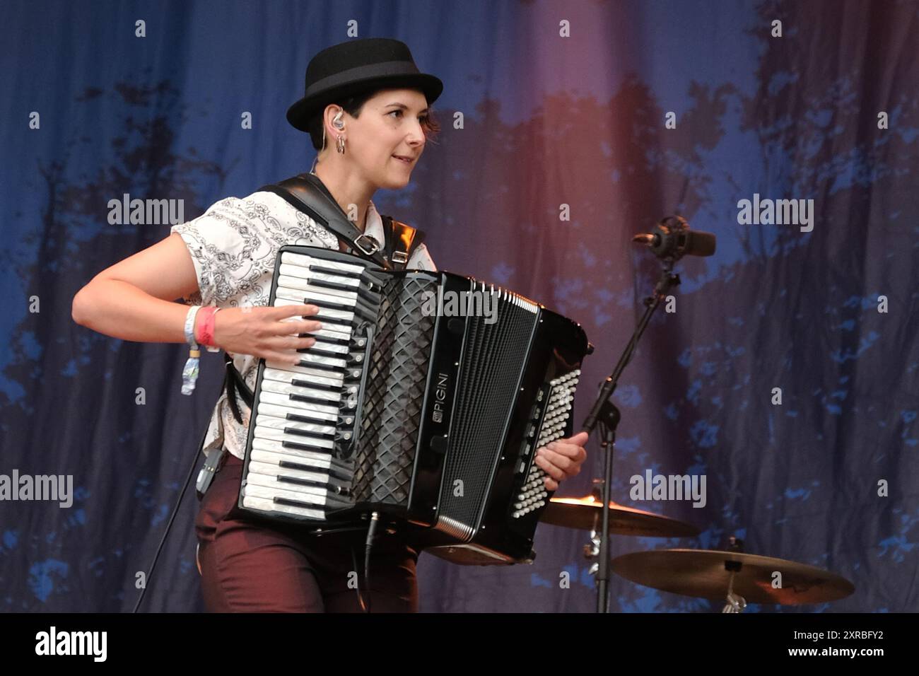 Williamscot, Großbritannien. August 2024. Amy Thatcher Akkordeonspieler tritt live auf der Bühne mit Kathryn Tickell und The Darkening at Cropredy Convention auf. Kathryn Tickell ist Komponist, Interpretin und Pädagogin. Benannt nach dem alten northumbrischen Wort für Twilight, besteht The Darkening aus vier Mitgliedern aus Nordost-England, Amy Thatcher Akkordeon, Joe Truswell Drums, Kathryn Tickell Vocals und North Pipes, Kieran Szifris Gitarre und Mandoline, Josie Duncan Harfe und Gesang. Quelle: SOPA Images Limited/Alamy Live News Stockfoto