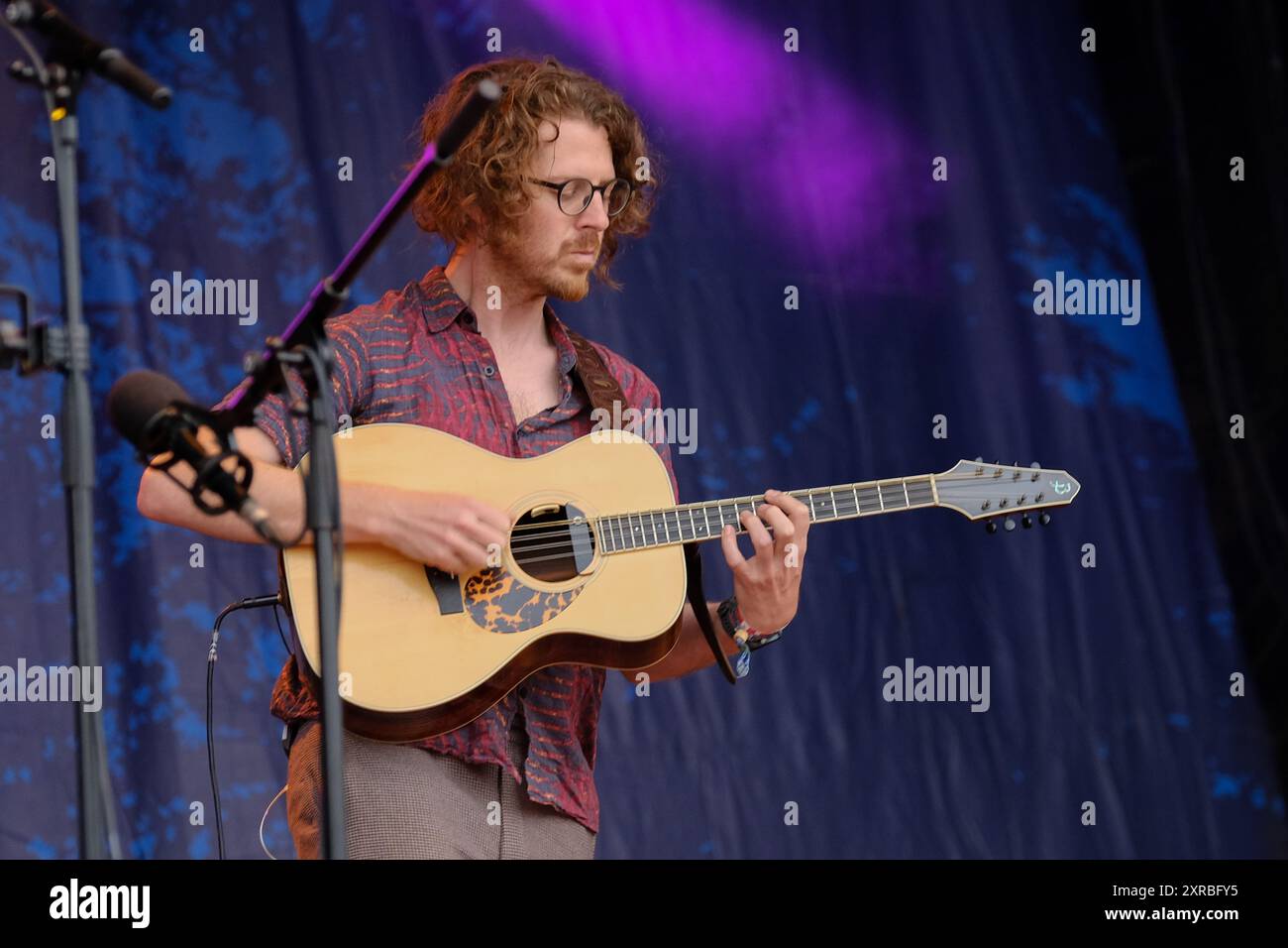 Williamscot, Großbritannien. August 2024. Kieran Szifris Gitarrist und Mandolinist tritt live auf der Bühne mit Kathryn Tickell und The Darkening at Cropredy Convention auf. Kathryn Tickell ist Komponist, Interpretin und Pädagogin. Benannt nach dem alten northumbrischen Wort für Twilight, besteht The Darkening aus vier Mitgliedern aus Nordost-England, Amy Thatcher Akkordeon, Joe Truswell Drums, Kathryn Tickell Vocals und North Pipes, Kieran Szifris Gitarre und Mandoline, Josie Duncan Harfe und Gesang. Quelle: SOPA Images Limited/Alamy Live News Stockfoto