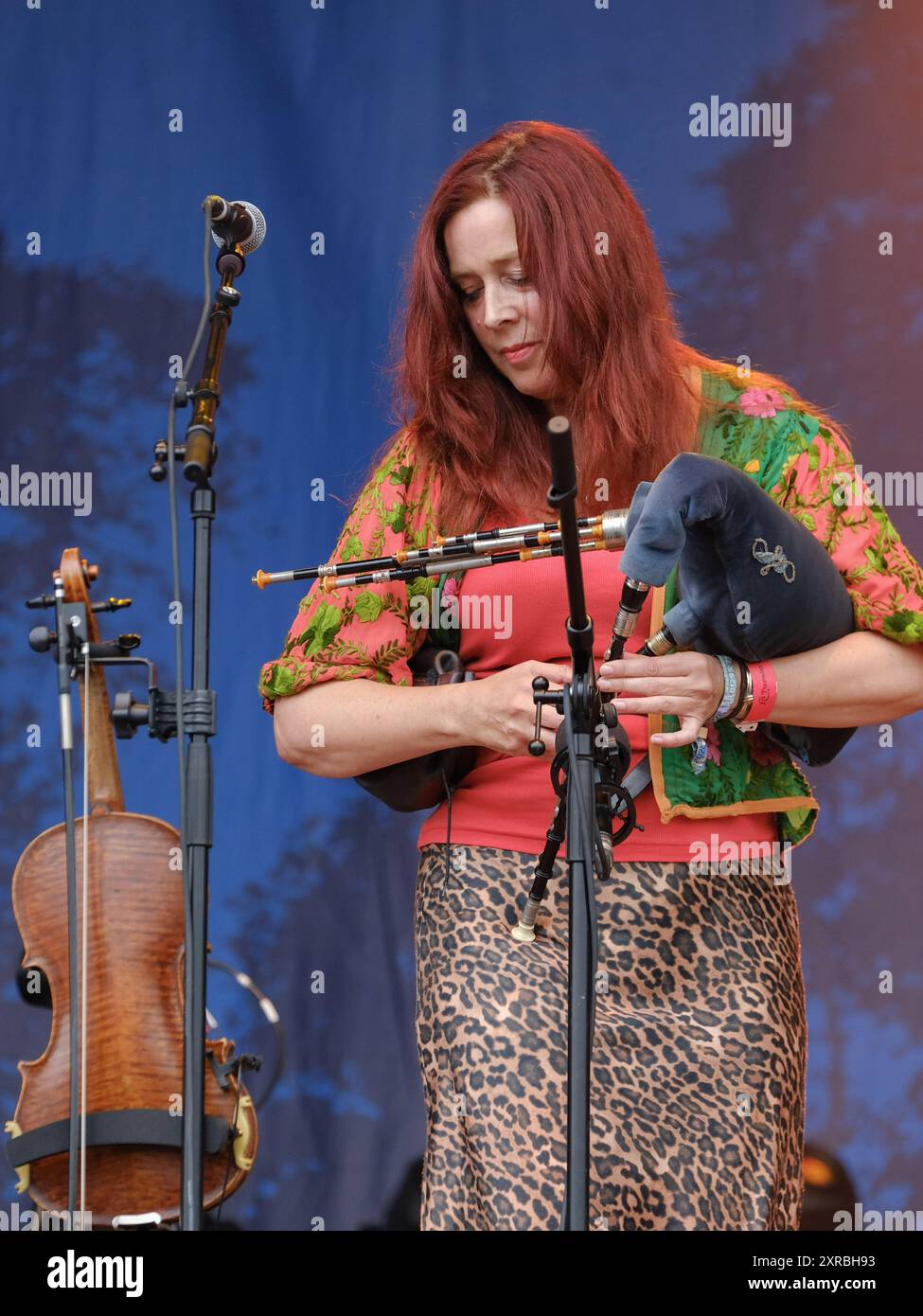 Williamscot, Großbritannien. August 2024. Kathryn Tickell Vocals und Northern Pipes treten live auf der Bühne der Cropredy Convention auf. Kathryn Tickell ist Komponist, Interpretin und Pädagogin. Benannt nach dem alten northumbrischen Wort für Twilight, besteht The Darkening aus vier Mitgliedern aus Nordost-England, Amy Thatcher Akkordeon, Joe Truswell Drums, Kathryn Tickell Vocals und North Pipes, Kieran Szifris Gitarre und Mandoline, Josie Duncan Harfe und Gesang. (Foto: Dawn Fletcher-Park/SOPA Images/SIPA USA) Credit: SIPA USA/Alamy Live News Stockfoto