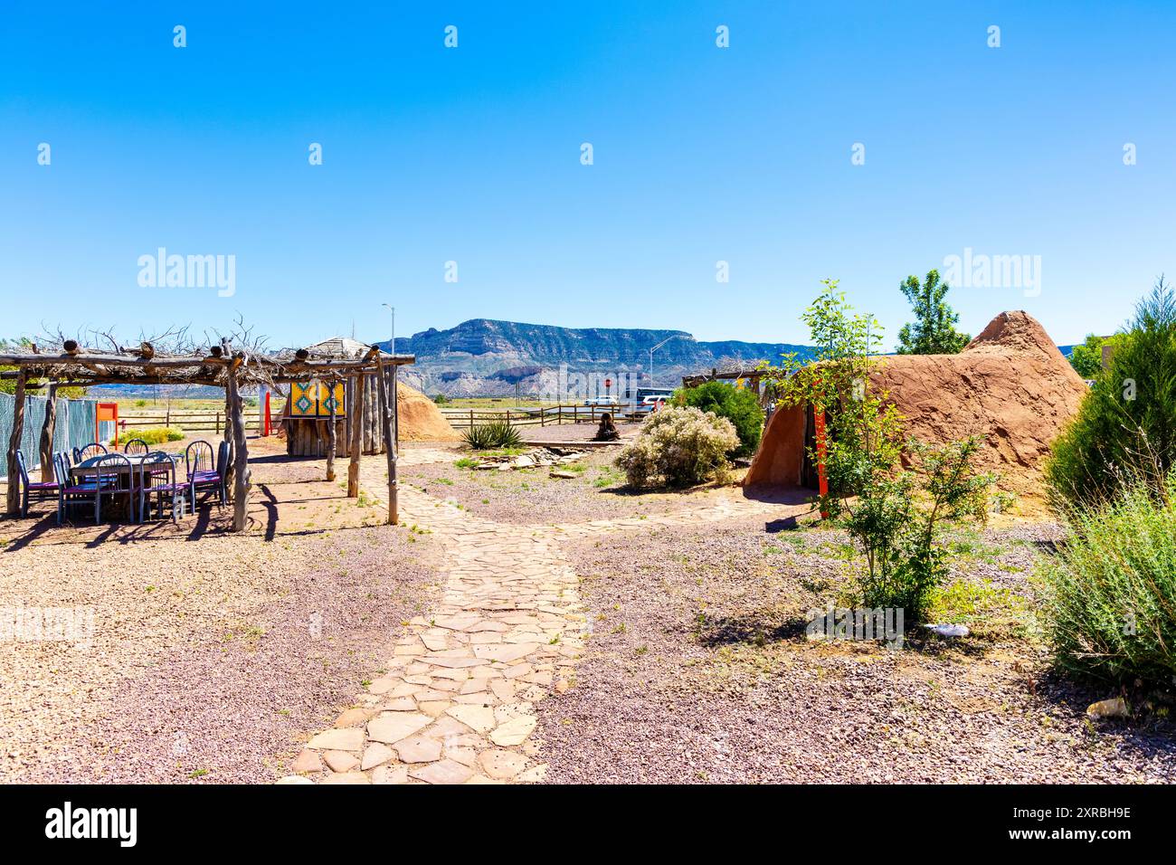 Das Navajo Shadehouse Museum zeigt traditionelle Gebäude und Häuser der Ureinwohner in Kayenta, Arizona, USA Stockfoto