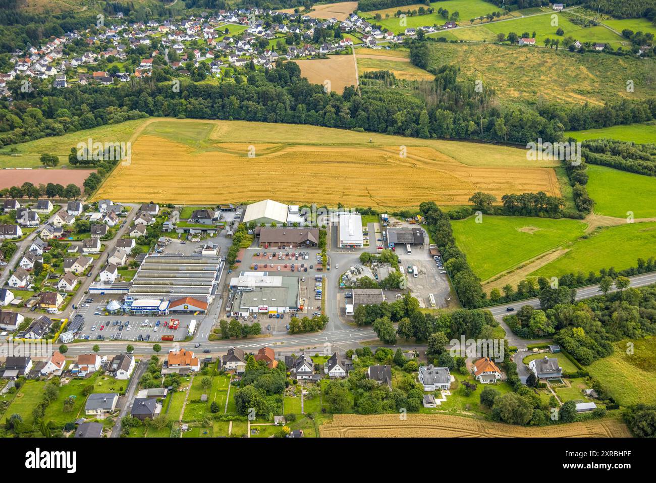 Luftbild, Einkaufszentrum an der Möhnestraße mit Aldi, Rewe, Müller Drogerie und Lidl Supermarkt, hinten die Wohnsiedlung Narrenberg mit Hammerbergstraße, Sichtigvor, Warstein, Sauerland, Nordrhein-Westfalen, Deutschland ACHTUNGxMINDESTHONORARx60xEURO *** Luftsicht, Einkaufszentrum an der Möhnestraße mit Aldi, Rewe, Müller Drogerie und Lidl Supermarkt, hinter dem Wohngut Narrenberg mit Hammerbergstraße, Sichtigvor, Warstein, Sauerland, Nordrhein-Westfalen, Deutschland ACHTUNGxMINDESTHONORARx60xEURO Stockfoto