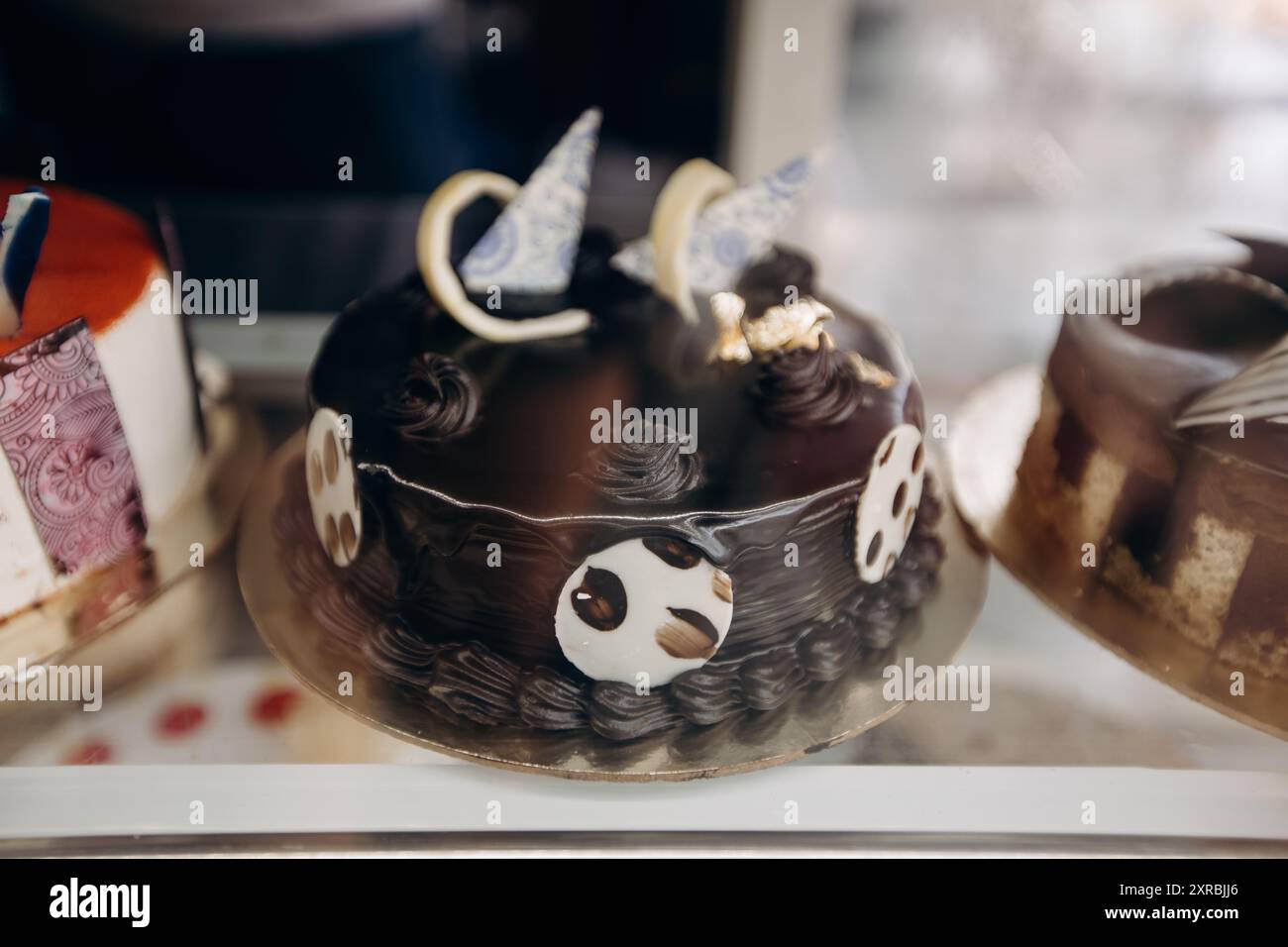 Dekadenter Schokoladenkuchen mit skurrilen Dekorationen, die elegant präsentiert werden Stockfoto