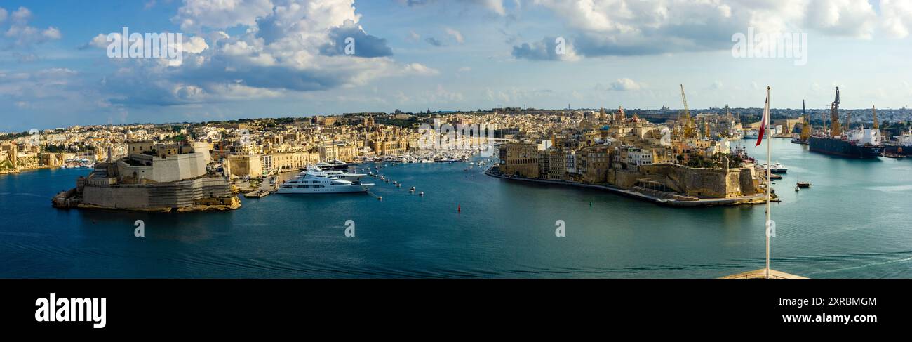 Städtische Skyline von Valletta: Berühmter Ort mit Panoramablick auf die Stadt und das Meer Stockfoto