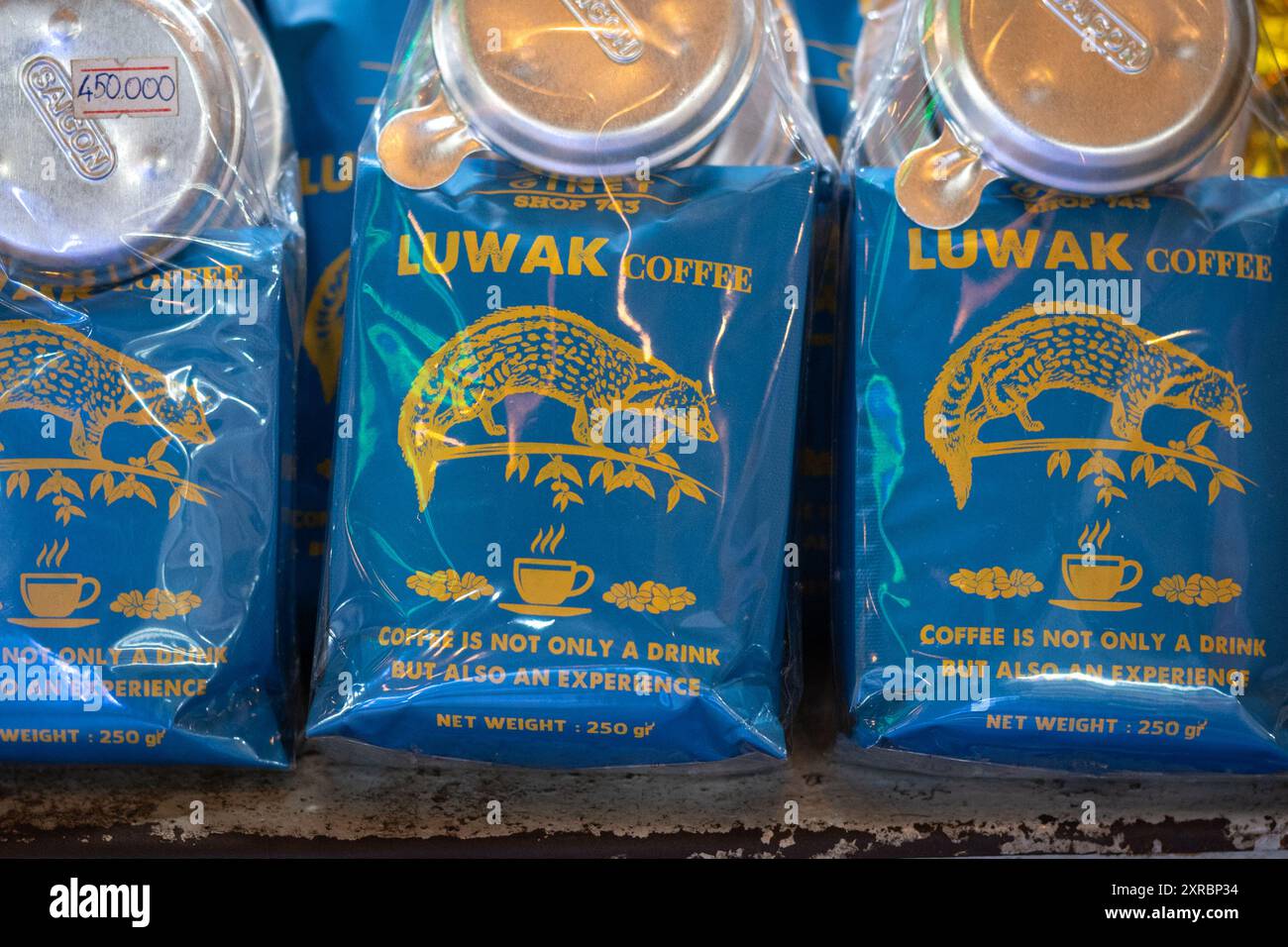 Packungen Civet Coffee am 29. Juli 2024 auf dem Ben Thanh Market in Ho Chi Minh City, Vietnam. Ein Getränk, das ethische Bedenken aufwirft. Stockfoto