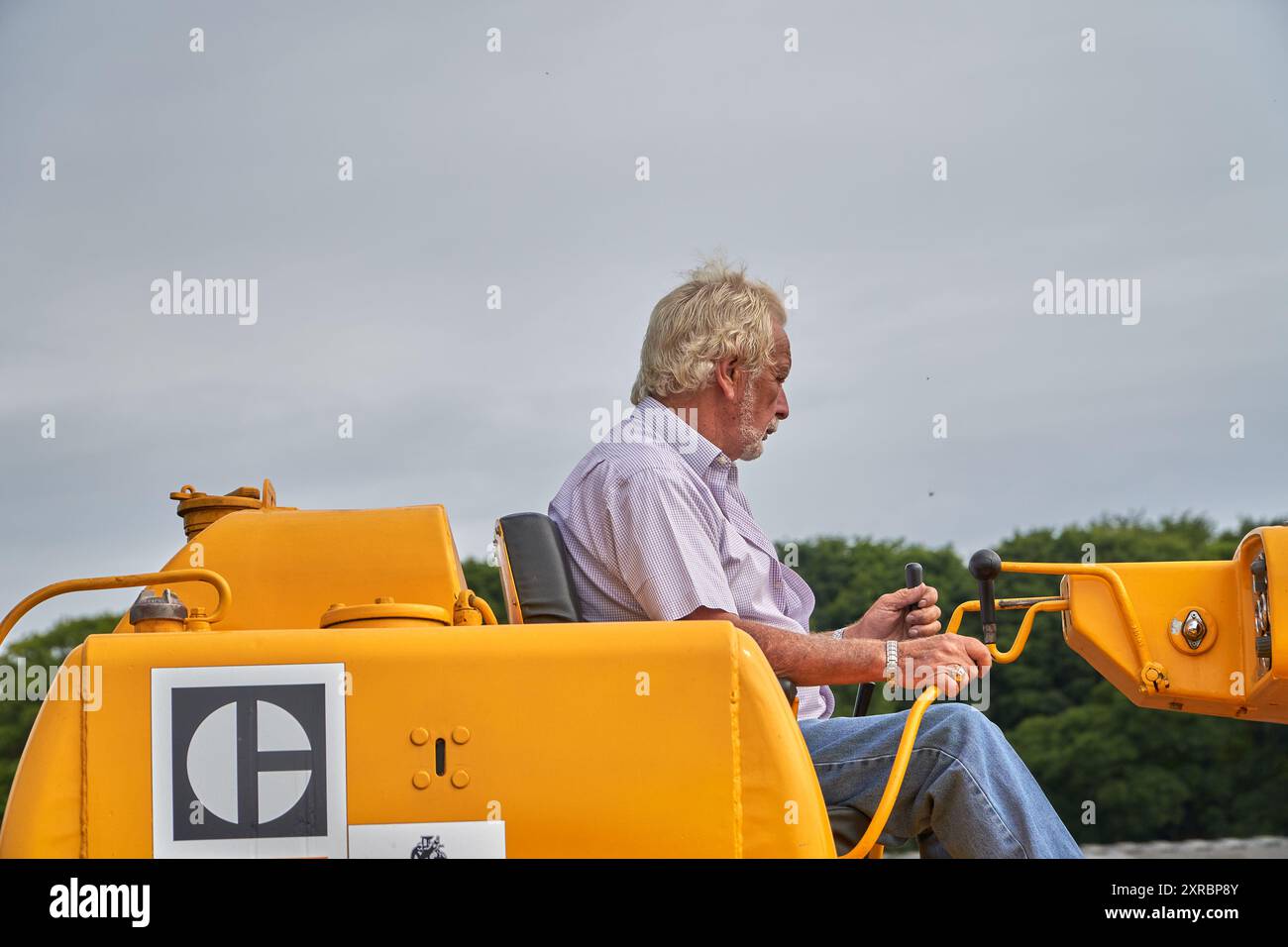 Pensionierter Veteran-Bulldozer-Fahrer bei der Arbeit Stockfoto