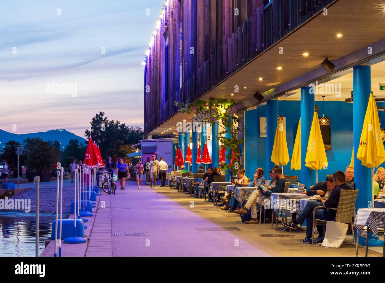 Wien, Donau (Donau), Copa Beach Restaurant und Unterhaltungsmeile, Restaurant Rembetiko und Mar y Sol in 22. Donaustadt, Österreich Stockfoto