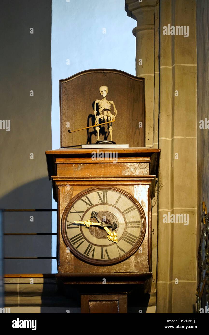 Deutschland, Bayern, Oberbayern, Altötting, Pfarrkirche, innen, Kabinettsuhr mit Tod in Altötting, bayerisch: Tod z'Eding Stockfoto