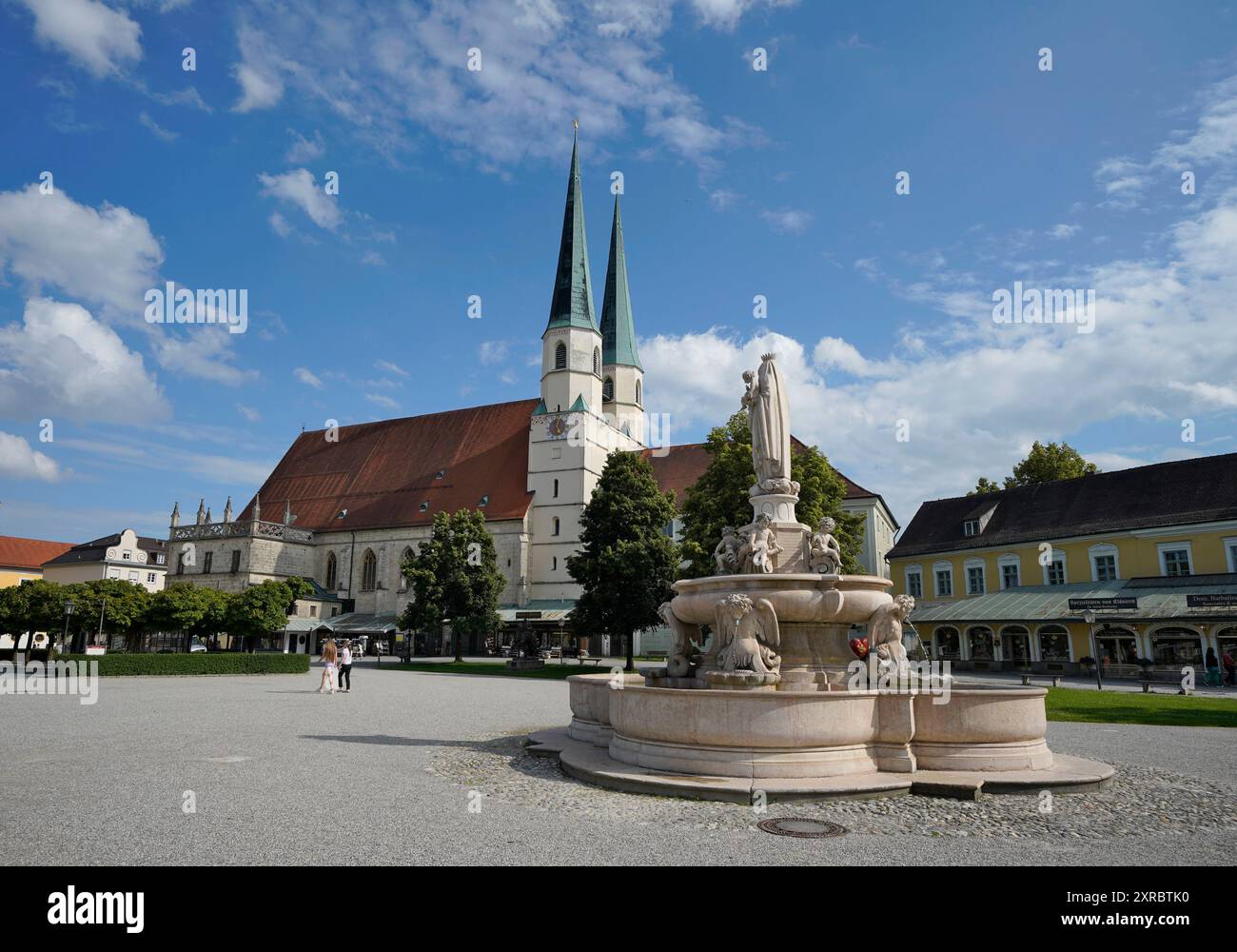 Deutschland, Bayern, Oberbayern, Altötting, Kapellplatz, Stiftskirchen St. Philipp und Jakob, Marienbrunnen Stockfoto