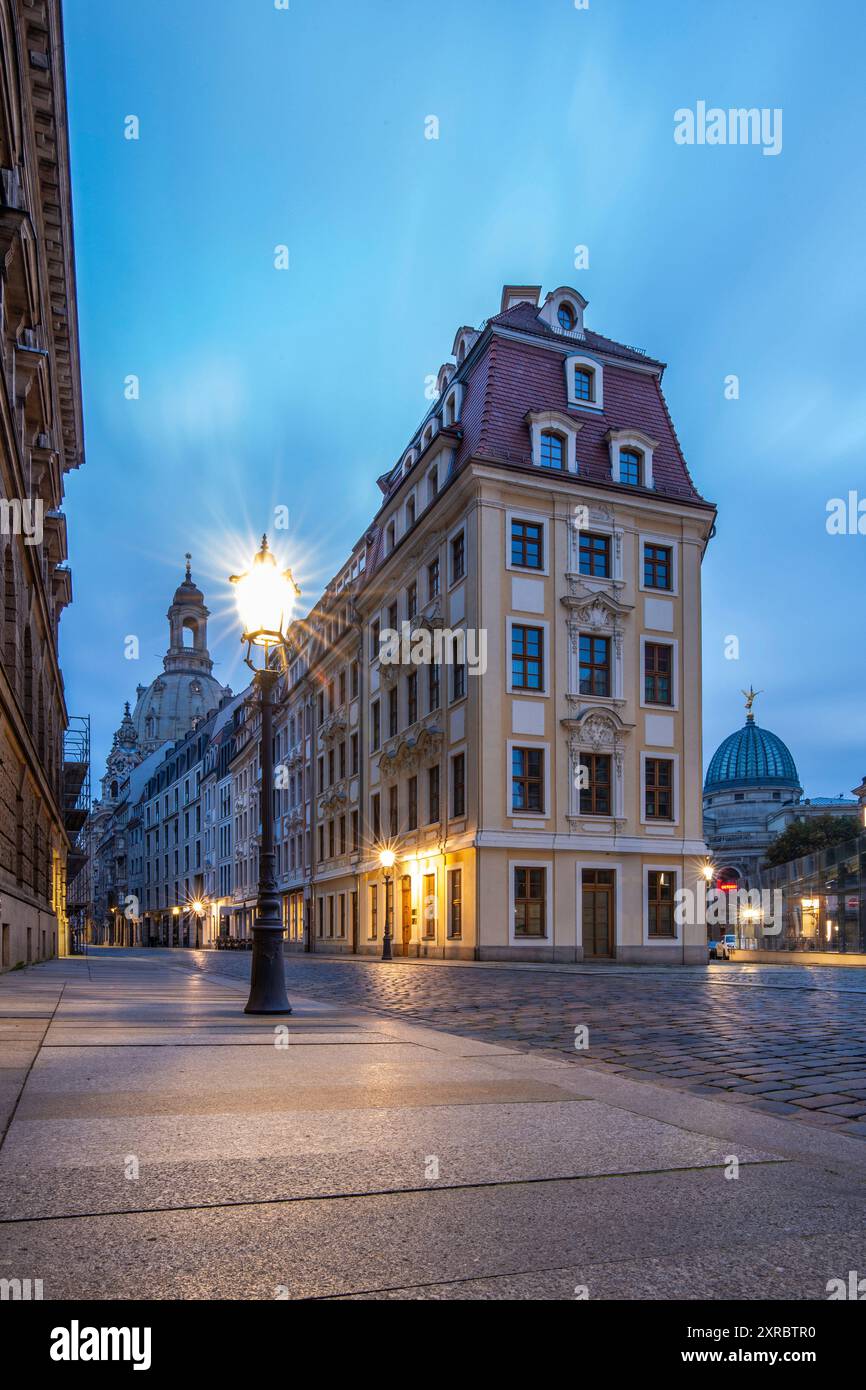 Gebäude und zwei Straßen mit historischen Gebäuden. Salzgasse und Rampische Straße am Morgen, blaue Stunde und Sonnenaufgang im Stadtgebiet und Stadtleben von Dresden, Sachsen, Deutschland Stockfoto