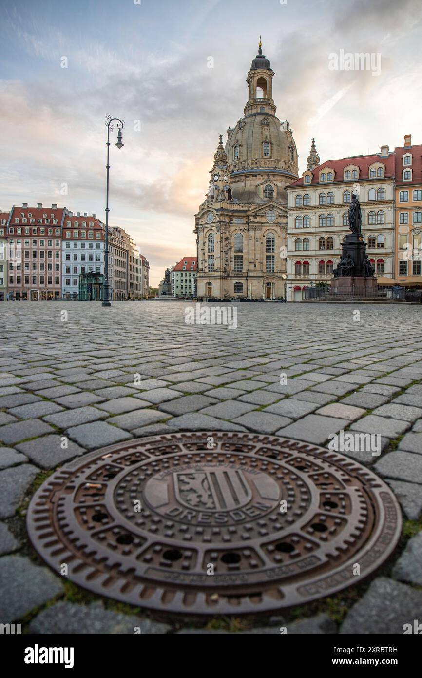 Die Frauenkirche ist eine barocke evangelisch-lutherische Kirche und das prägende monumentale Gebäude des Neumarkts. Romantischer Sonnenaufgang in der Altstadt von Dresden, Sachsen, Deutschland Stockfoto