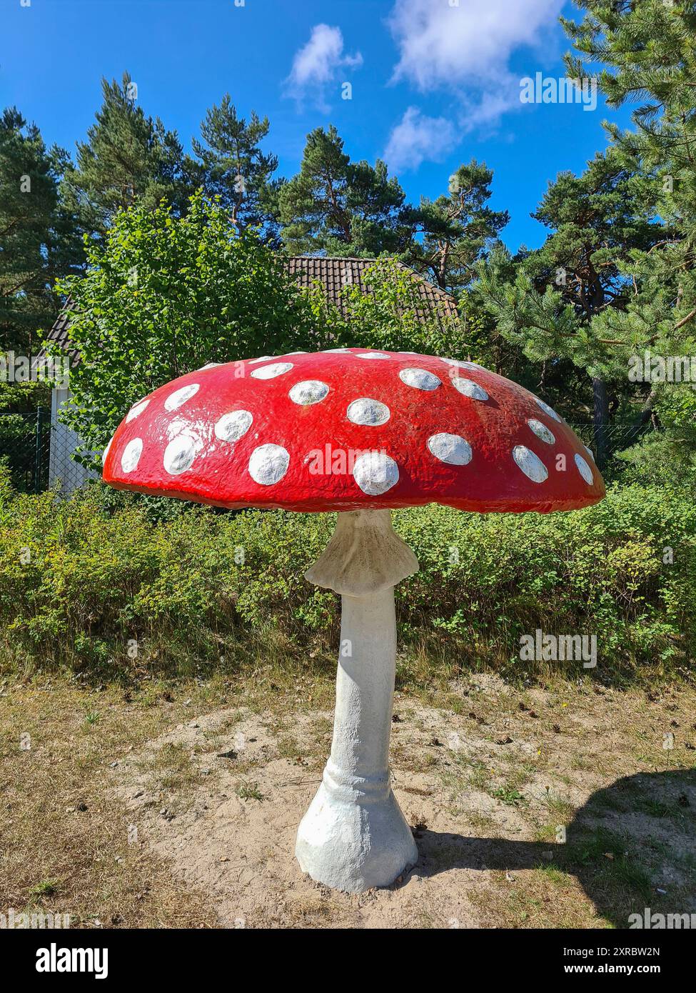Künstlicher Fliegenpilz mit weißen Punkten auf dem Strandparkplatz Bernsteinweg im Ferienort und Ostseebad Prerow, Fischland Darß, Mecklenburg-Vorpommern, Deutschland Stockfoto