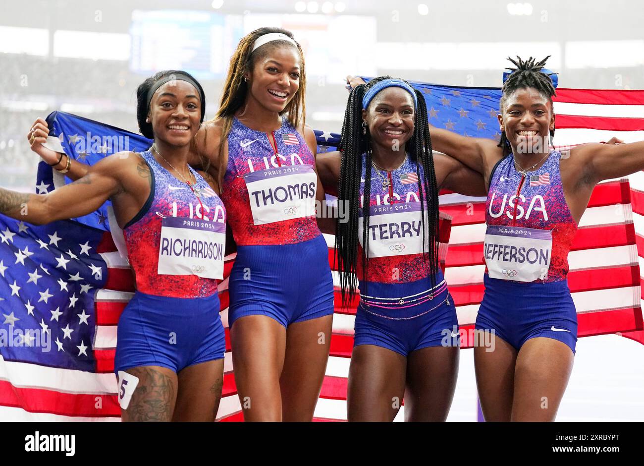 Paris, Frankreich. August 2024. Die Mitglieder des Teams USA feiern, nachdem sie am Freitag, den 9. August 2024, die Goldmedaille in der 4X100 m Staffel der Frauen während der Olympischen Spiele 2024 im Stade de France in Paris, Frankreich, gewonnen haben. Das Team Großbritannien gewann das Silber und das Team Deutschland die Bronze. Foto: Paul Hanna/UPI Credit: UPI/Alamy Live News Stockfoto